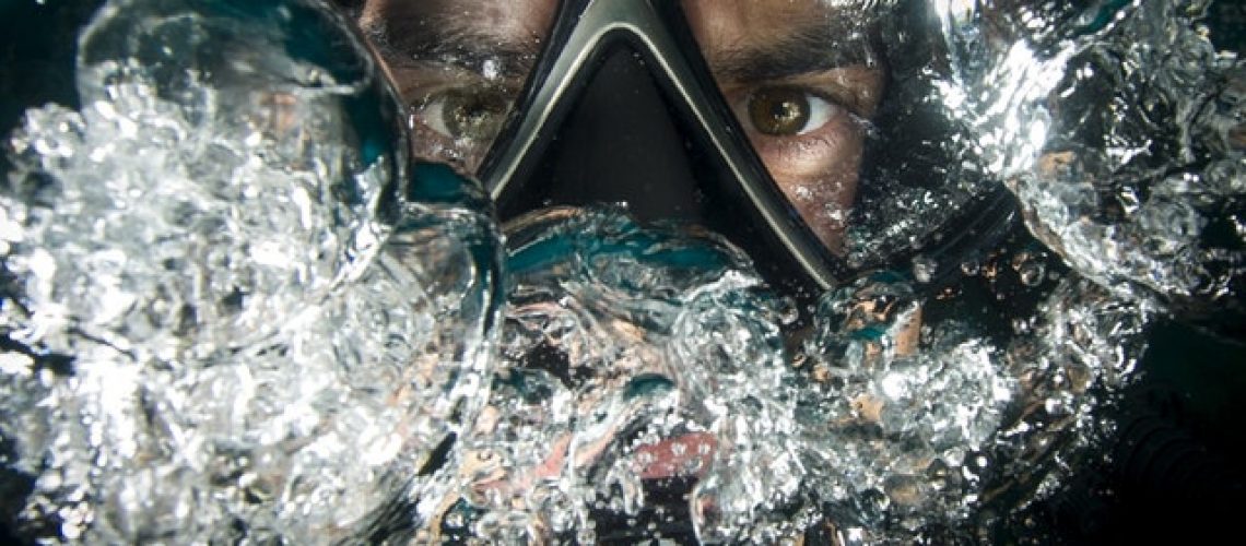 diver-scuba-underwater-ocean-37545.jpeg